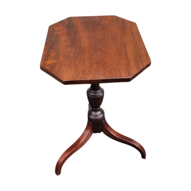 19th C American Federal Mahogany Tilt-Top Table – Octagonal Pedestal Base For Sale In Philadelphia - Image 6 of 12