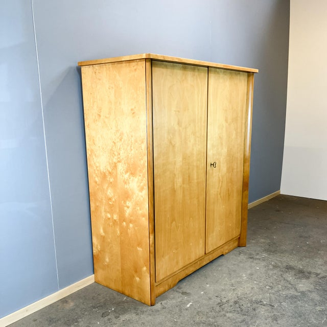 Spacious chest of drawers in true 1950s style. The curved outer columns harmonize perfectly with the design of the base...