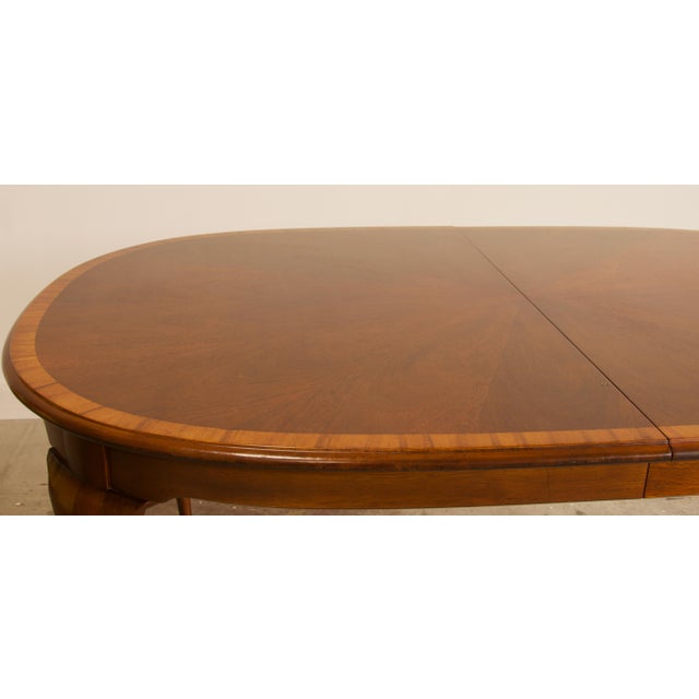 Six Person Hickory Chair James River Collection Queen Anne Banded Mahogany Oval Dining Table, Late 20th Century For Sale In Salt Lake City - Image 6 of 8