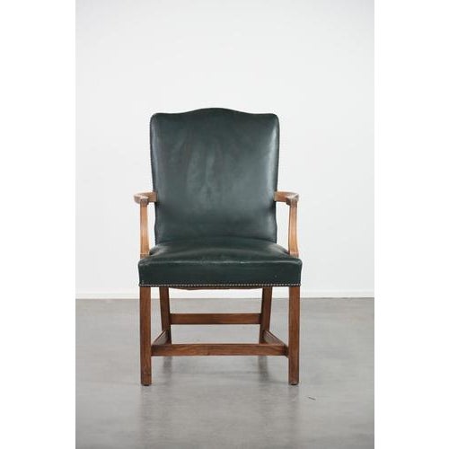 Aangeboden deze oude Engelse rundleren en houten Gainsborough bijzet-/ bureaustoel in een mooie groene/ mosgroene kleur....