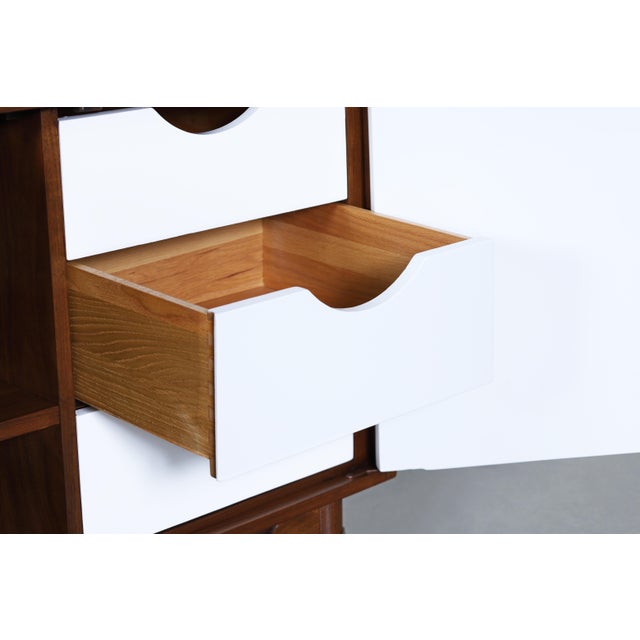 Mid-Century Modern Walnut and Lacquer Credenza by American of Martinsville For Sale - Image 11 of 15