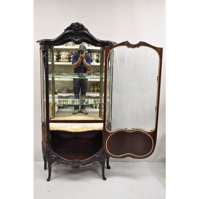 French Louis XV Mahogany Hand Painted Curved Glass Vernis Martin Curio Cabinet For Sale In Philadelphia - Image 6 of 12