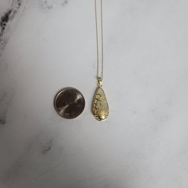 Contemporary Natural Green Jadeite with Gold Swan Design 14k Yellow Gold 16" For Sale - Image 3 of 3