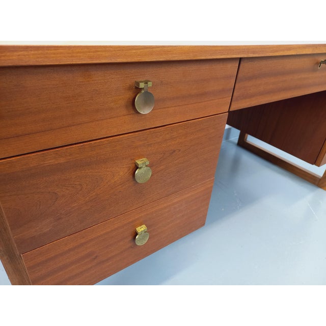 Large vintage Scandinavian style executive desk from the 60s, in teak, sled legs, double-sided to be placed in the center...