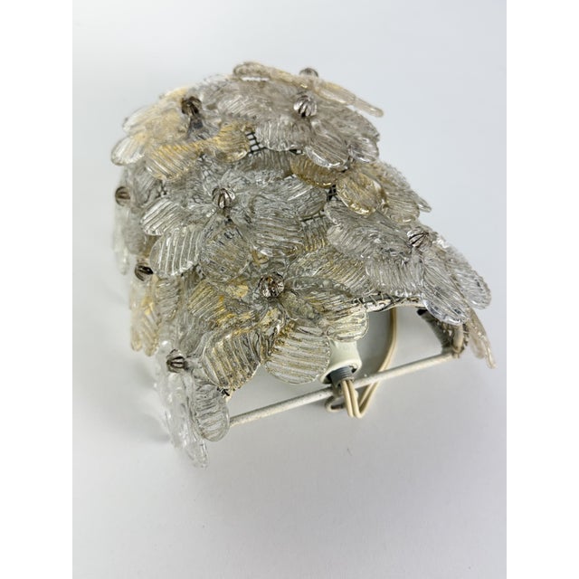 Murano glass wall lamp attributed to Barovier & Toso, 1940s Metal frame, Murano glass flowers, handcrafted and therefore...