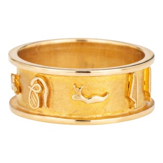 ​Vintage Egyptian Wide Gold Band Sz 5.5 Ring Hieroglyphic Figural Motifs Jewelry For Sale