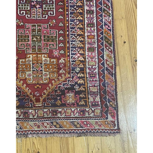 Rugs and tapestries – 295x207 cm made of wool yarn. Polychrome decoration in shades of burgundy, blue, orange, and green....