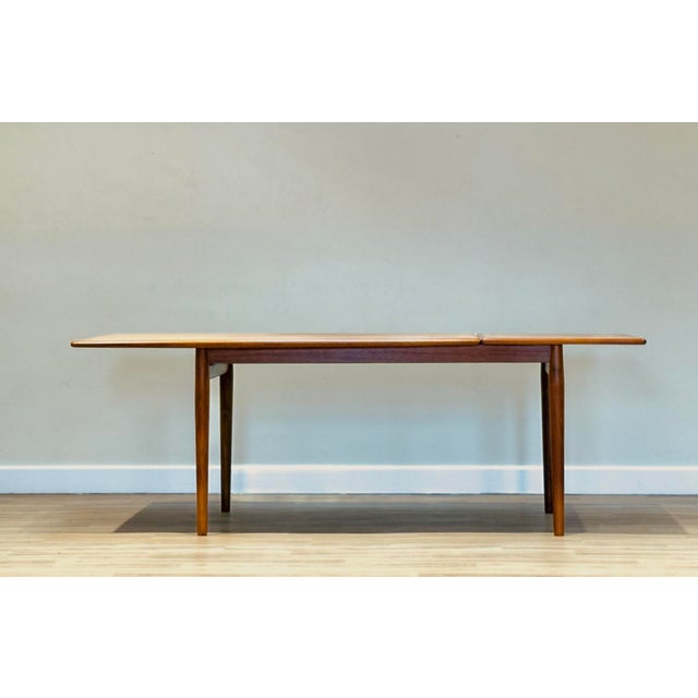 Johannes Andersen Mid-Century Modern Danish Teak Extending Dining Table by Johannes Andersen for Heals, 1960s For Sale - Image 4 of 17