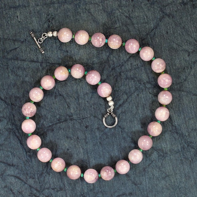 Ajd 20 Inch Glowing Kunzite Tiny Green Accents Necklace Great Gift For Sale In Raleigh - Image 6 of 8