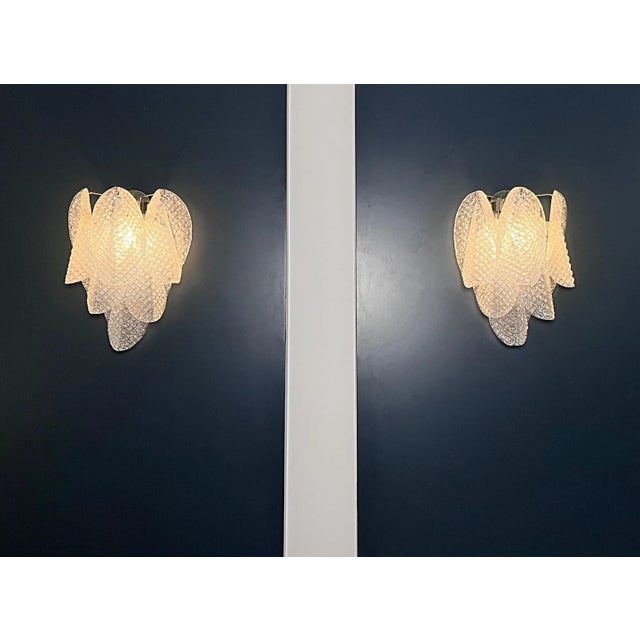 FREE DEAUTIES ELECTRICAL SYSTEM ADAPTED FOR US/AU/EU Pair of Italian Murano sconces in the manner of Mazzega. These wall...