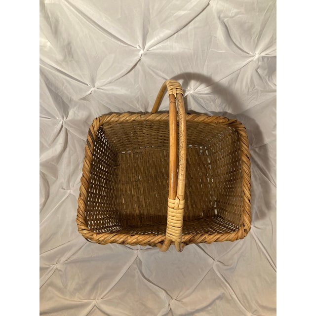 Early 20th Century Vintage American Made Basket. Handwoven Large Natural Market Basket With a Classic Rectangular Shape and Arched Handles. Rustic and Elegant For Sale - Image 5 of 11