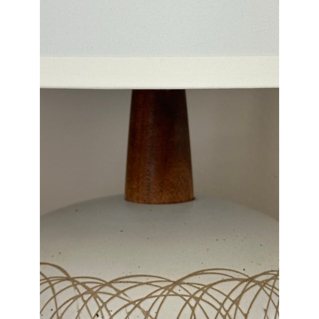 Wood 1960s Jane and Gordon Martz Minimalist Ceramic Table Lamp in Walnut and Ceramic For Sale - Image 7 of 10