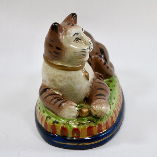 Vintage Staffordshire Recumbent Cat Mantle Statue Figurine Left Facing For Sale In Cincinnati - Image 6 of 12