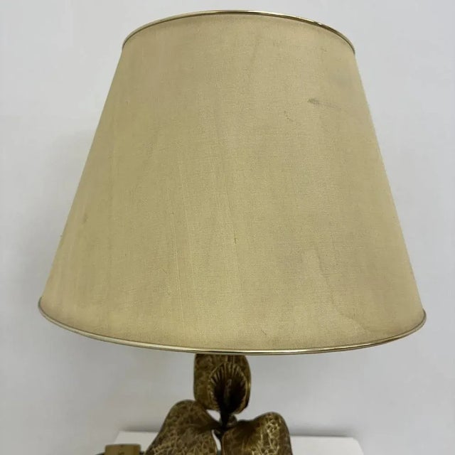 Hollywood Regency Design Table Lamp in Acrylic Glass with Brass Flower, 1970s For Sale - Image 6 of 12
