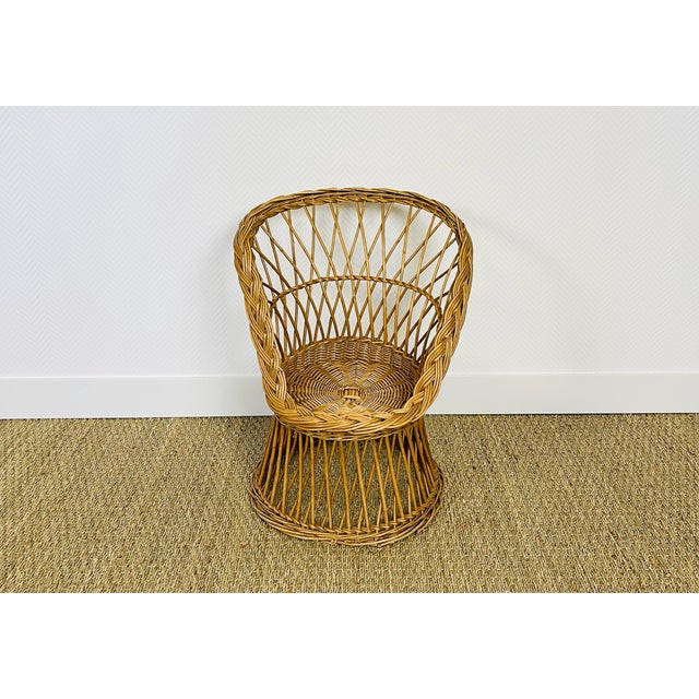 Charming wicker and rattan children's armchair dating from the 1960s, hand-woven. The backrest features a crisscross...