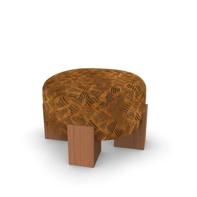 This piece is underpinned by a Minimalist and sophisticated aesthetic of clean lines.