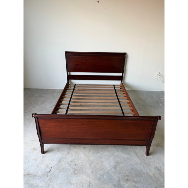 1970s 1970s Vintage Drexel Traditional Mahogany Queen Size Sleigh Bed Frame For Sale - Image 5 of 13