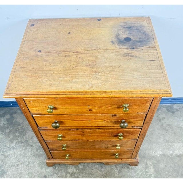 Early 20th-Century Pine Chest of Drawers With Original Brass Knobs For Sale - Image 4 of 10