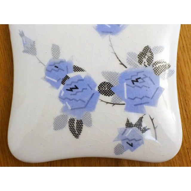 Small Art Deco box, Galled square format (rounded angles), in white cracked porcelain, decor of stylized flowers / pink...