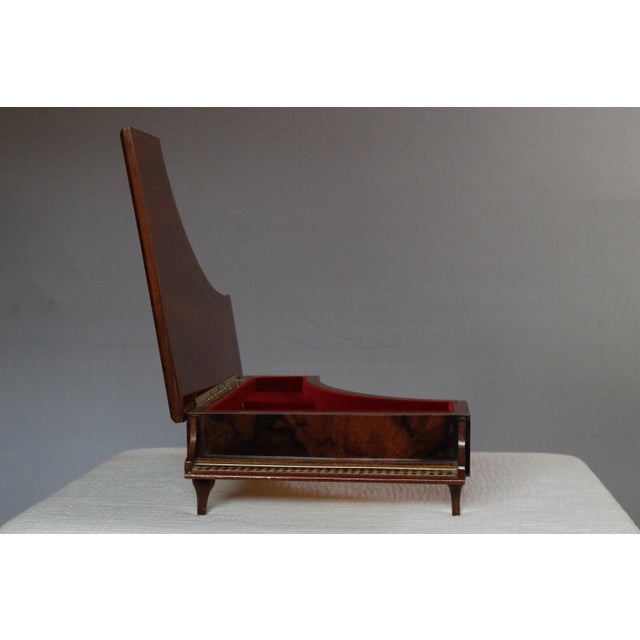 Mid-Century Modern 1950s Large Italian Floral Marquetry Inlaid Wood Piano Shaped Music Jewelry Box - Plays "Torna a Surriento" For Sale - Image 3 of 15