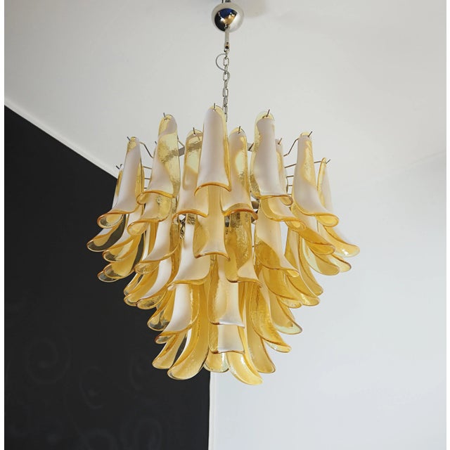 ELECTRICAL SYSTEM ADAPTED FOR US/AU/EU Murano Italian glass chandelier. Fantastic chandelier with caramel and white...