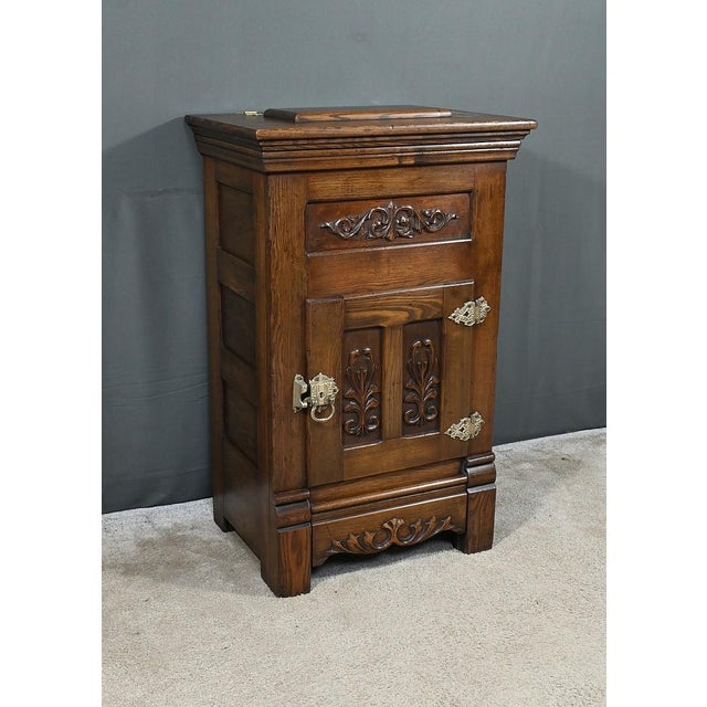 This solid oak cooler has a lid on the top equipped with beautiful brass hinges. Inside we discover a tray lined with...