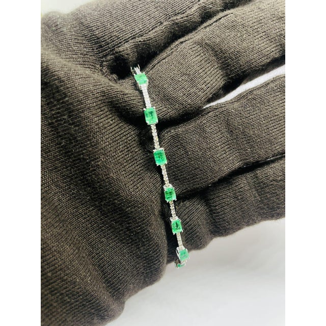 Green Elegant 18k Gold Emerald 3.22ct & Diamond 0.39ct Bracelet, New For Sale - Image 8 of 10
