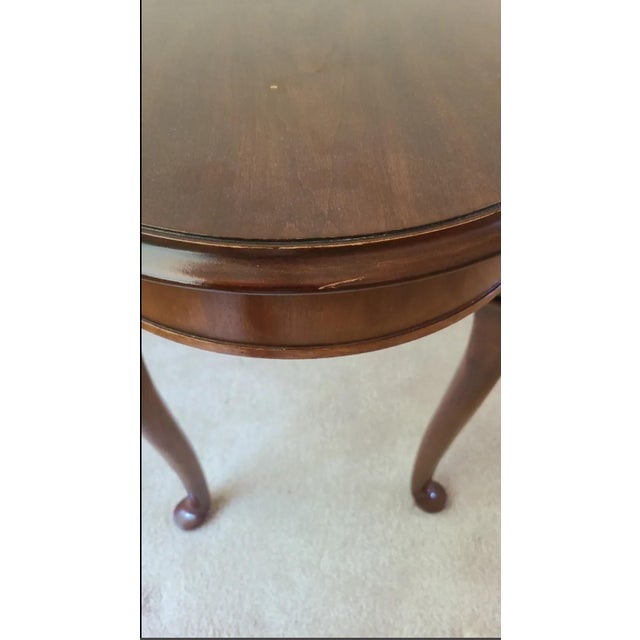 Late 20th Century Drexel Heritage Traditional Cherry Oval Accent Side Table With Queen Anne Legs For Sale - Image 9 of 12