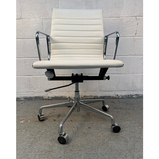 Mid-Century Herman Miller Style Rolling Office Chair, Attributed For Sale In New York - Image 6 of 17