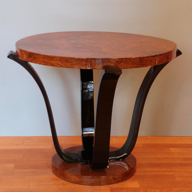 This round side table in a classic Art Deco shape dates from the 1930s and is made of veneered (floral) ash in very good,...