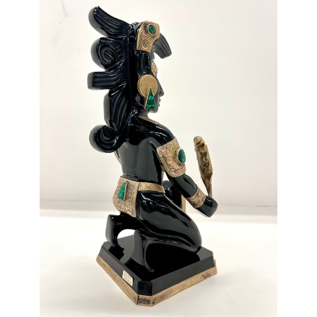 1970s Teotihuacán Mexican Obsidian/Onyx Style Aztec Warrior Sculpture – Kneeling Figure W/ Shield & Macuahuitl – Metal & Green Stone Inlay For Sale - Image 10 of 17