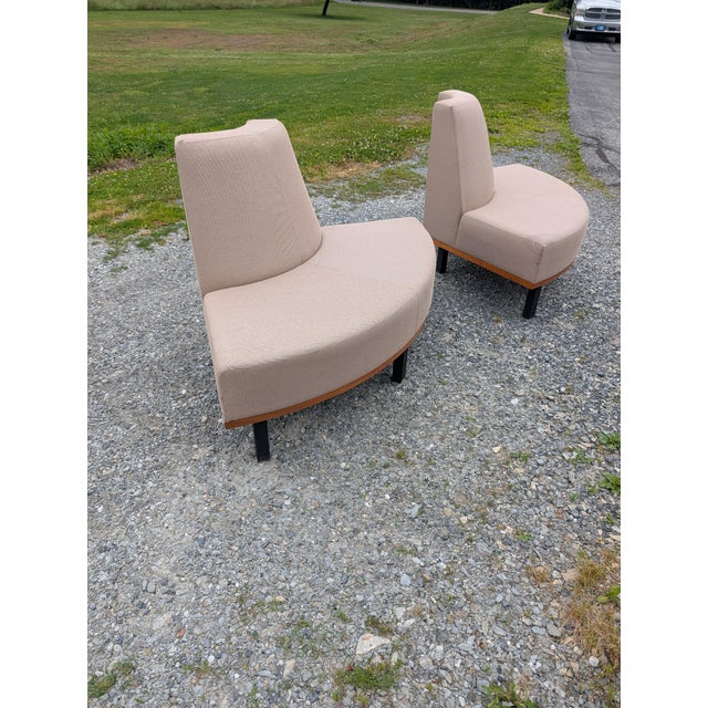 Pair of Jasper Group Curved Serpentine Modular Benches – Mid-Century Modern Inspired Corporate Lounge Loveseats in Two-Tone Tweed Upholstery For Sale - Image 11 of 14