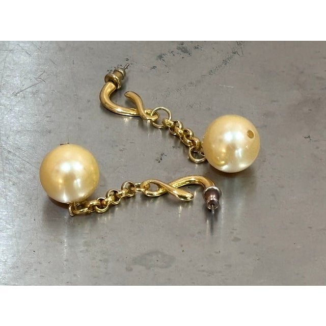 Postmodern 1980s-90s Gold Tone Faux-Pearl Drop Earrings For Sale - Image 3 of 4
