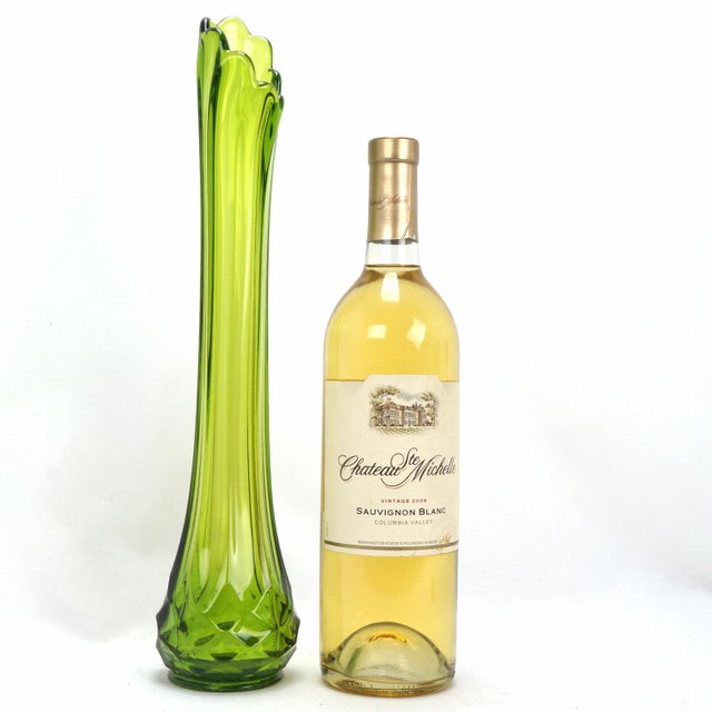 This vintage L.E. Smith swung vase from the 1960s showcases the perfect blend of pressed glass technique and hand-...