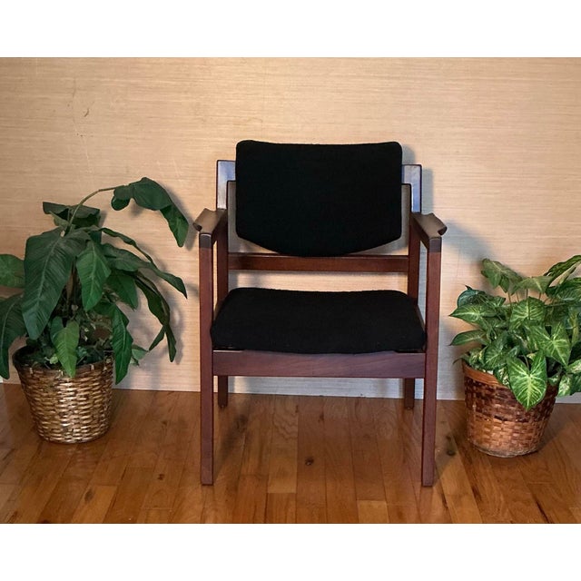 Beautiful vintage Mid-Century Modern armchair by designer Jens Risom in the 1960s. Features a walnut wood frame, curved...