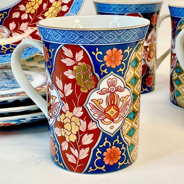 1950s Vintage Chinoiserie Japanese Imari Luncheon Plates and Mugs - Set of 8. For Sale - Image 9 of 13