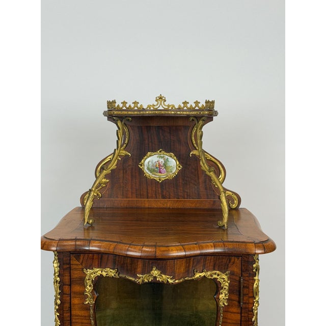 19th Century French Rosewood & Marquetry Louis XV Style Bombe Vitrine Bronze Ormolu Curio Cabinet Hand Painted Porcelain Plaques Home Decor For Sale - Image 4 of 7