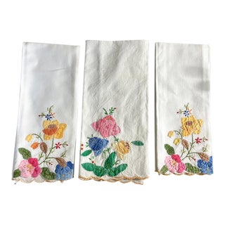 Vintage Set of 3 Pieces White Cotton or Linen Fingertip/Guest Hand Towels Featuring Colorful Floral Embroidery, Fabric Appliqué, and Scalloped Edges For Sale