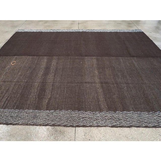 Galerie Shabab Collection Mid-20th Century Turkish Flatweave Kilim Room Size Carpet For Sale - Image 4 of 8