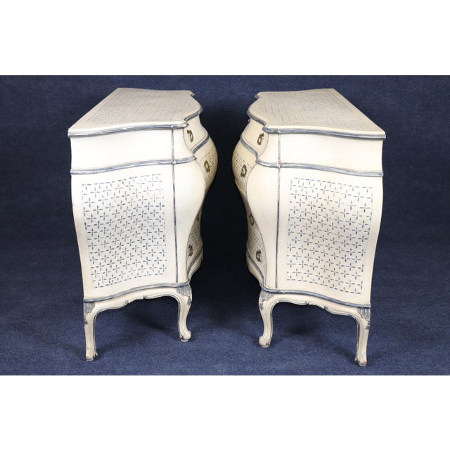 1940s Pair 20th C. Italian Creme Painted 4 Drawer Bombe Commodes For Sale - Image 5 of 15