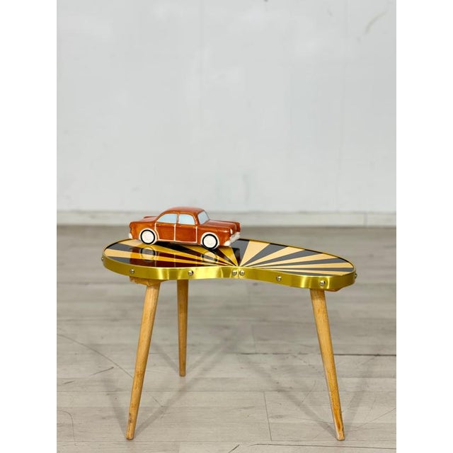 Very beautiful, charming vintage kidney-shaped table in very good condition. German design, 1960s. Good condition....