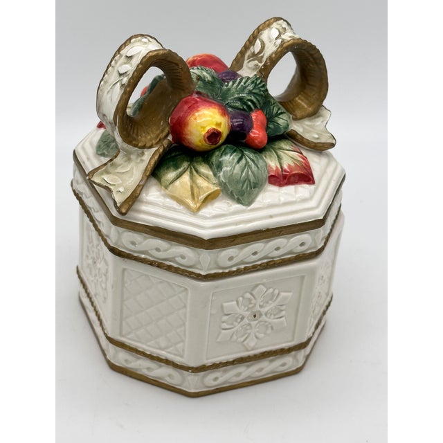 Figurative Vintage Trompe L’Oeil Fitz & Floyd "Snowy Winter" Christmas Present Box For Sale - Image 3 of 6