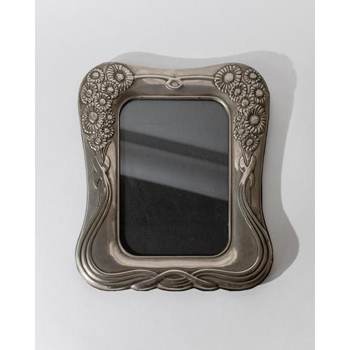 This vintage silver-plated picture frame from the 1970s by Mascagni, Italy features an elegant Art Deco-inspired floral...
