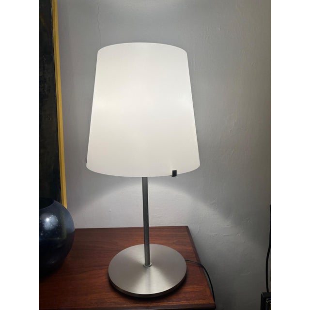 Mid-Century Modern Italian Table Lamp in Glass and Steel from Fontana Arte, 1980s For Sale - Image 3 of 7