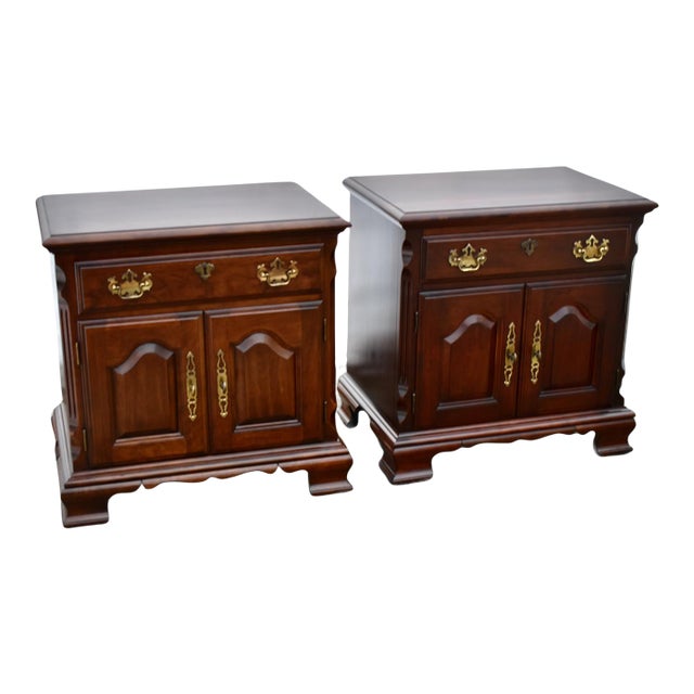 Vintage Pennsylvania House Pair of Cherry Traditional Style Nightstands For Sale