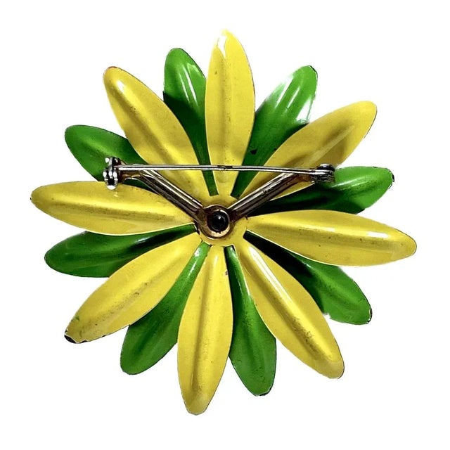Mid-Century Modern Vintage Multicolor Tole Enamel Daisy Brooch Pin For Sale - Image 3 of 4