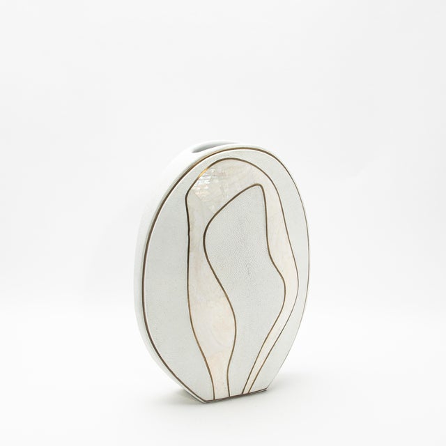 The Cocteau Oval Vase by R&Y Augousti is a masterful blend of natural elegance and sophisticated craftsmanship. This...