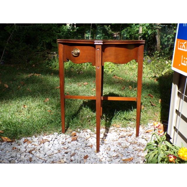 Hepplewhite Vintage Federal Hepplewhite Style Mahogany X Base Side Table Nightstand For Sale - Image 3 of 13