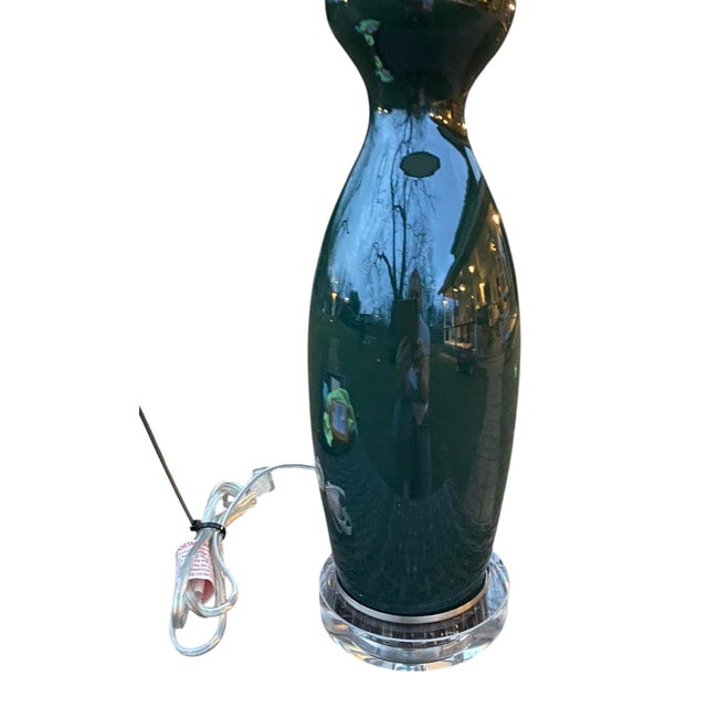 Vintage Emerald Green Ceramic Table Lamp- Lucite Base For Sale - Image 4 of 9