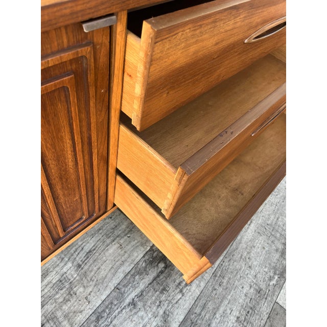 Mid Century Modern Broyhill Sculptra Credenza/Buffet With Casters. Circa 1960s For Sale - Image 12 of 16